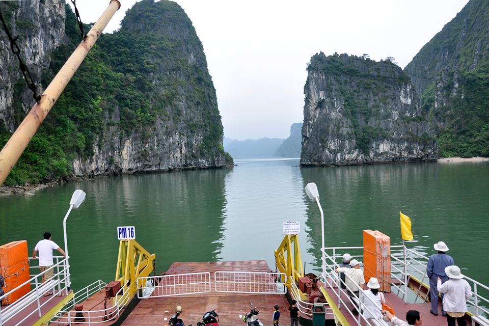 Du kh&aacute;ch tham quan đảo C&ocirc; T&ocirc; (Quảng Ninh). Ảnh: Thế Dũng