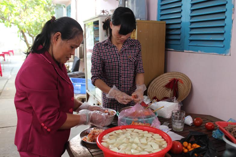 Chủ nh&agrave; trọ L&ecirc; Thị Thanh Hoa nấu tiệc tất ni&ecirc;n cho c&ocirc;ng nh&acirc;n