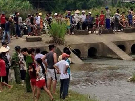 Tá hỏa thấy chân người thò ra từ bao tải trôi trên suối