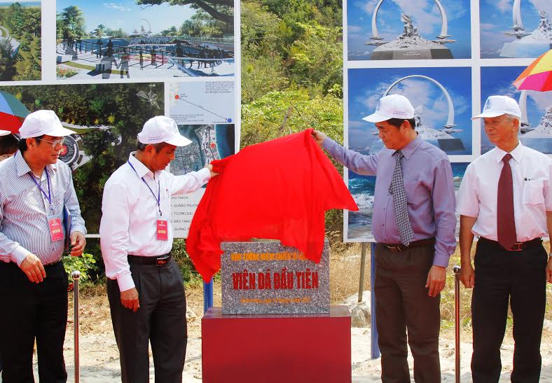L&atilde;nh đạo Tổng LĐLĐ Việt Nam v&agrave; UBND tỉnh Kh&aacute;nh H&ograve;a tại lễ đặt vi&ecirc;n đ&aacute; x&acirc;y dựng Khu tưởng niệm chiến sĩ Gạc Ma          ẢNH: KỲ NAM
