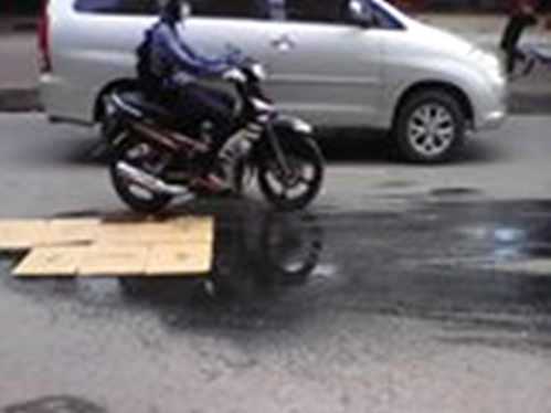 Đoạn đường dầu máy từ xe cứu hộ giao thông đổ xuống khiến nhiều người đi xe máy bị ngã