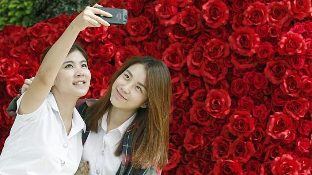 Ch&iacute;nh phủ Bangkok k&ecirc;u gọi giới trẻ ki&ecirc;ng sex dịp lễ t&igrave;nh nh&acirc;n. Ảnh: EPA

&nbsp; &nbsp; &nbsp;&nbsp;