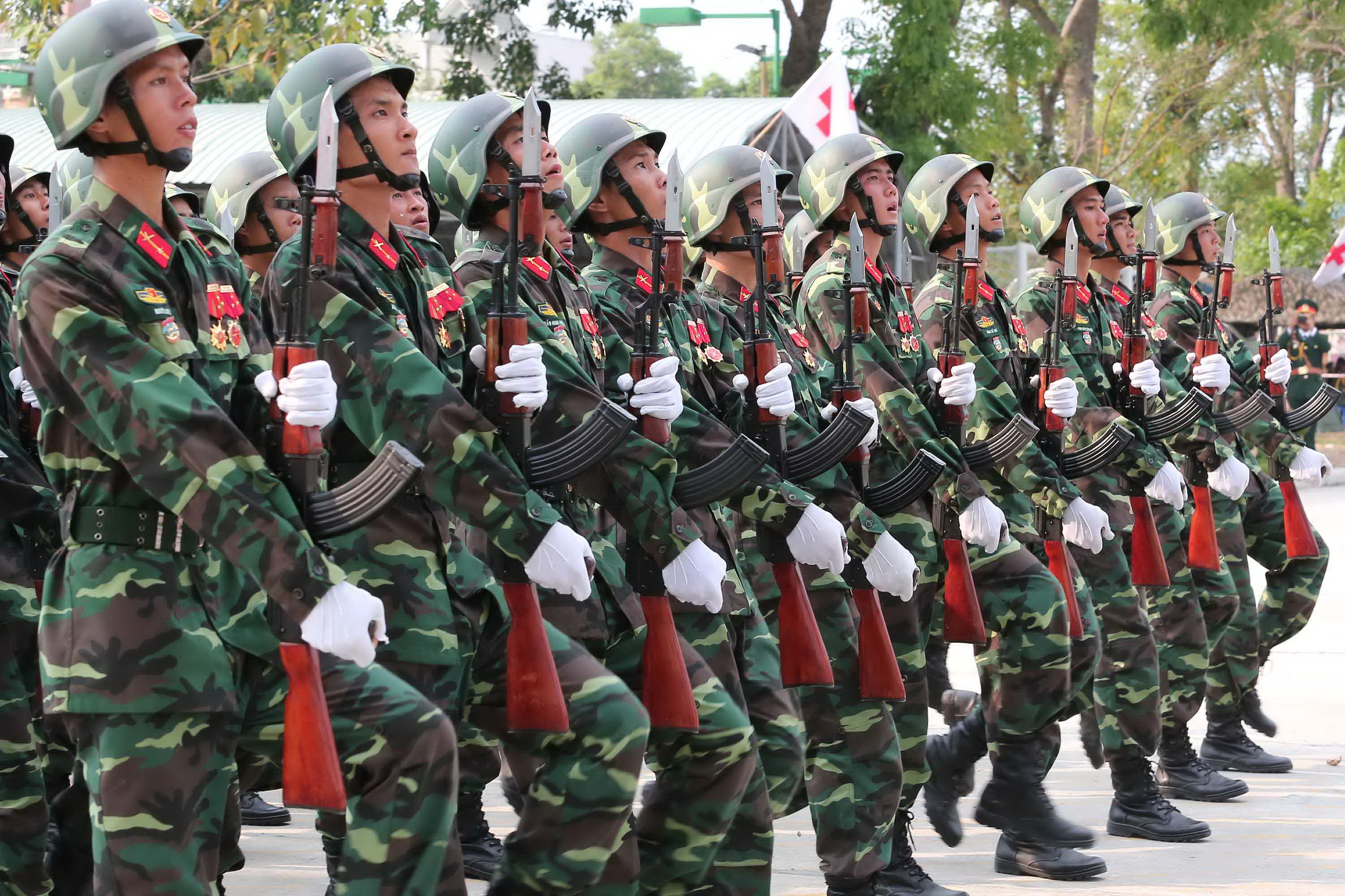 Trong l&uacute;c tập, h&agrave;ng trăm sĩ quan chỉ huy lu&acirc;n phi&ecirc;n nhắc nhở chiến sĩ giữ đ&uacute;ng cự ly, c&aacute;nh đ&aacute;nh tay, đ&aacute;nh mặt, n&acirc;ng ch&acirc;n.