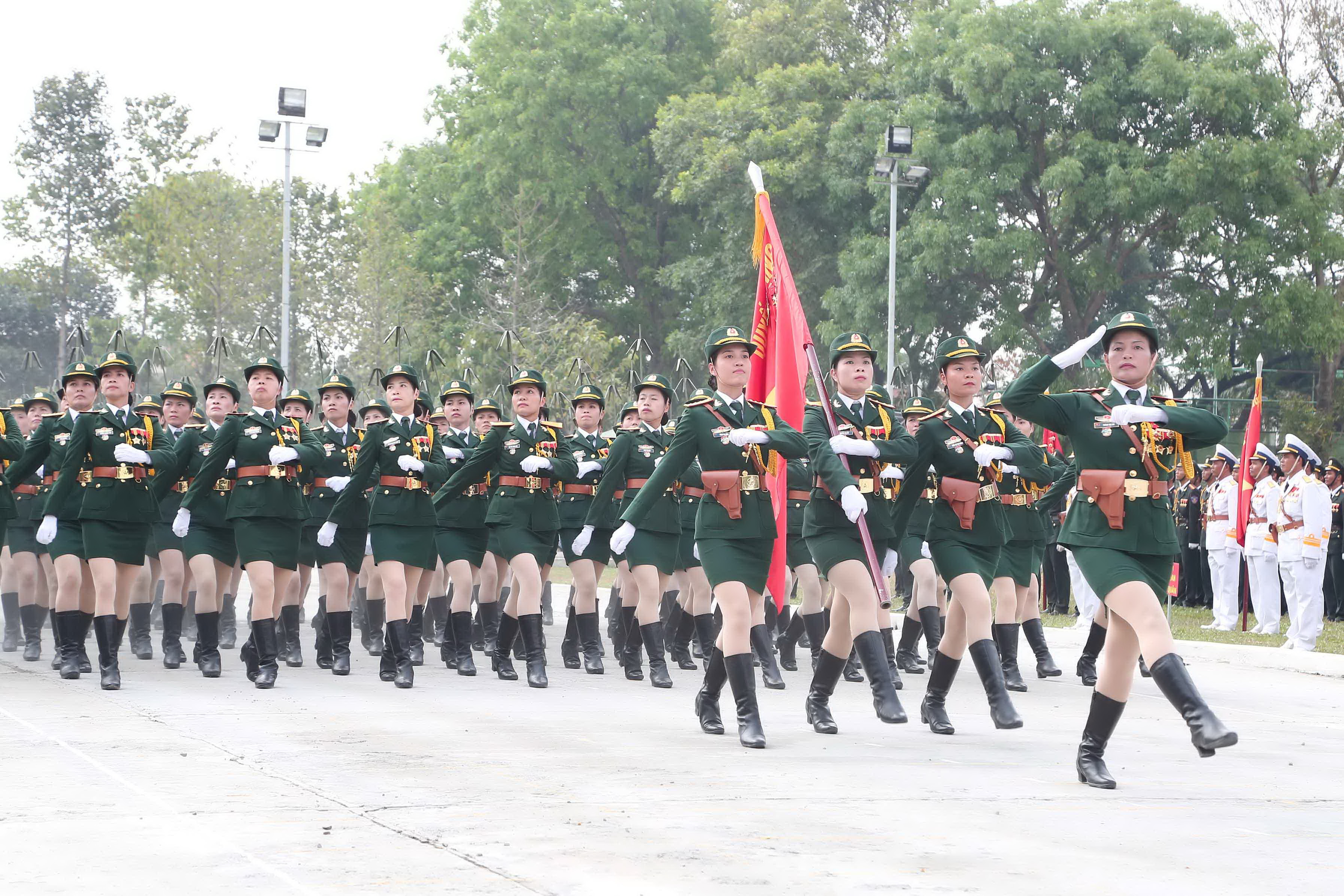 Khối nữ sĩ quan Cảnh s&aacute;t giao th&ocirc;ng