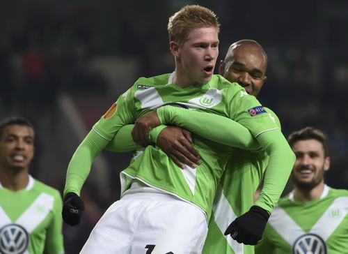 De Bruyne (trước) được Naldo chia sẻ niềm vui sau b&agrave;n gỡ h&ograve;a