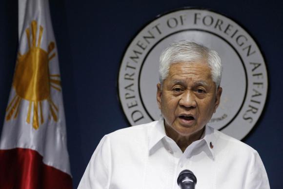 Ngoại trưởng Philippines Albert del Rosario. Ảnh: Reuters