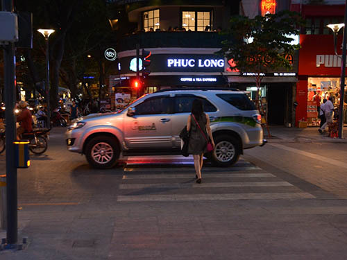 Một người sang đường nhưng kh&ocirc;ng sử dụng đ&egrave;n t&iacute;n hiệu giao th&ocirc;ng   Ảnh: BẠCH ĐẰNG