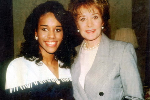 Ứng viên hoa khôi Mỹ quốc Desiree Washington (trái)