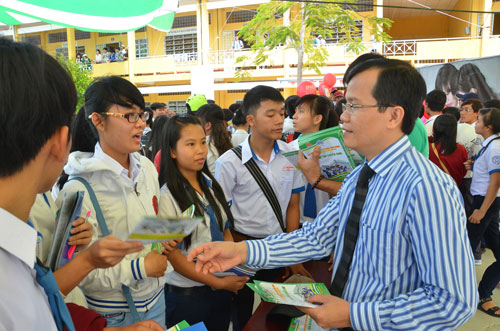Học sinh thắc mắc về tuyển sinh 2015 Ảnh: Huy Lân