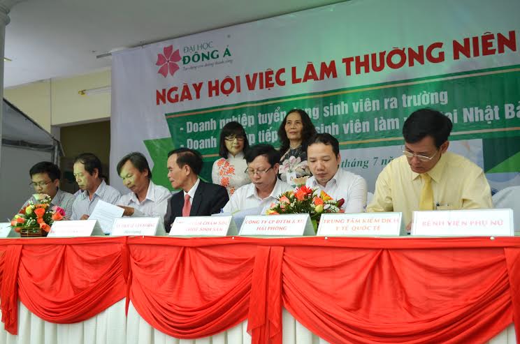 C&aacute;c doanh nghiệp k&yacute; kết với Trường ĐH Đ&ocirc;ng &Aacute; về việc tiếp nhận, giải quyết việc l&agrave;m cho sinh vi&ecirc;n sau khi ra trường