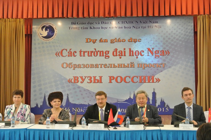 Chủ tịch Ủy ban Đối ngoại Thượng viện Nga Konstantin Kosatriov (giữa) c&ugrave;ng đại diện c&aacute;c trường đại học Nga tại buổi họp b&aacute;o