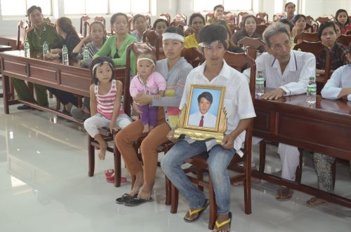 Vụ mang di ảnh vào bệnh viện: Gia đình mong bác sĩ N. đến viếng mộ