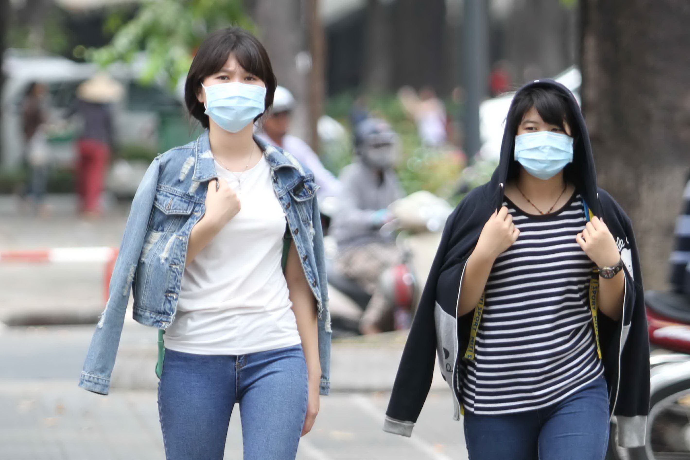 Đi bộ cũng cần giữ gìn dung nhan