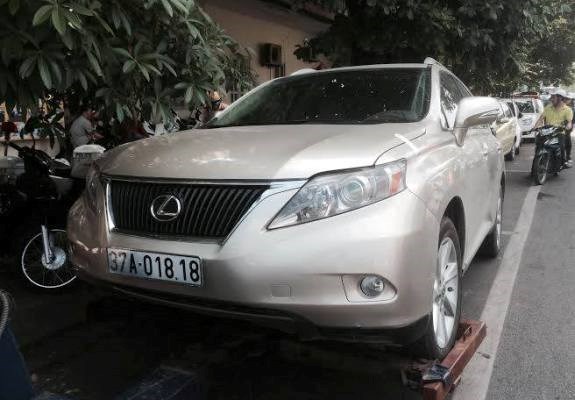Chiếc xe Lexus bị tạm giữ - ảnh ANTĐ