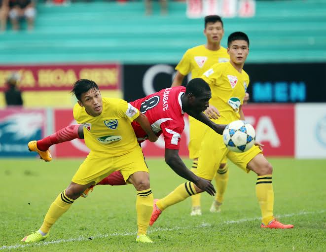 Ngoại binh Diabate khiến h&agrave;ng thủ Thanh H&oacute;a nhiều lần vất vả
