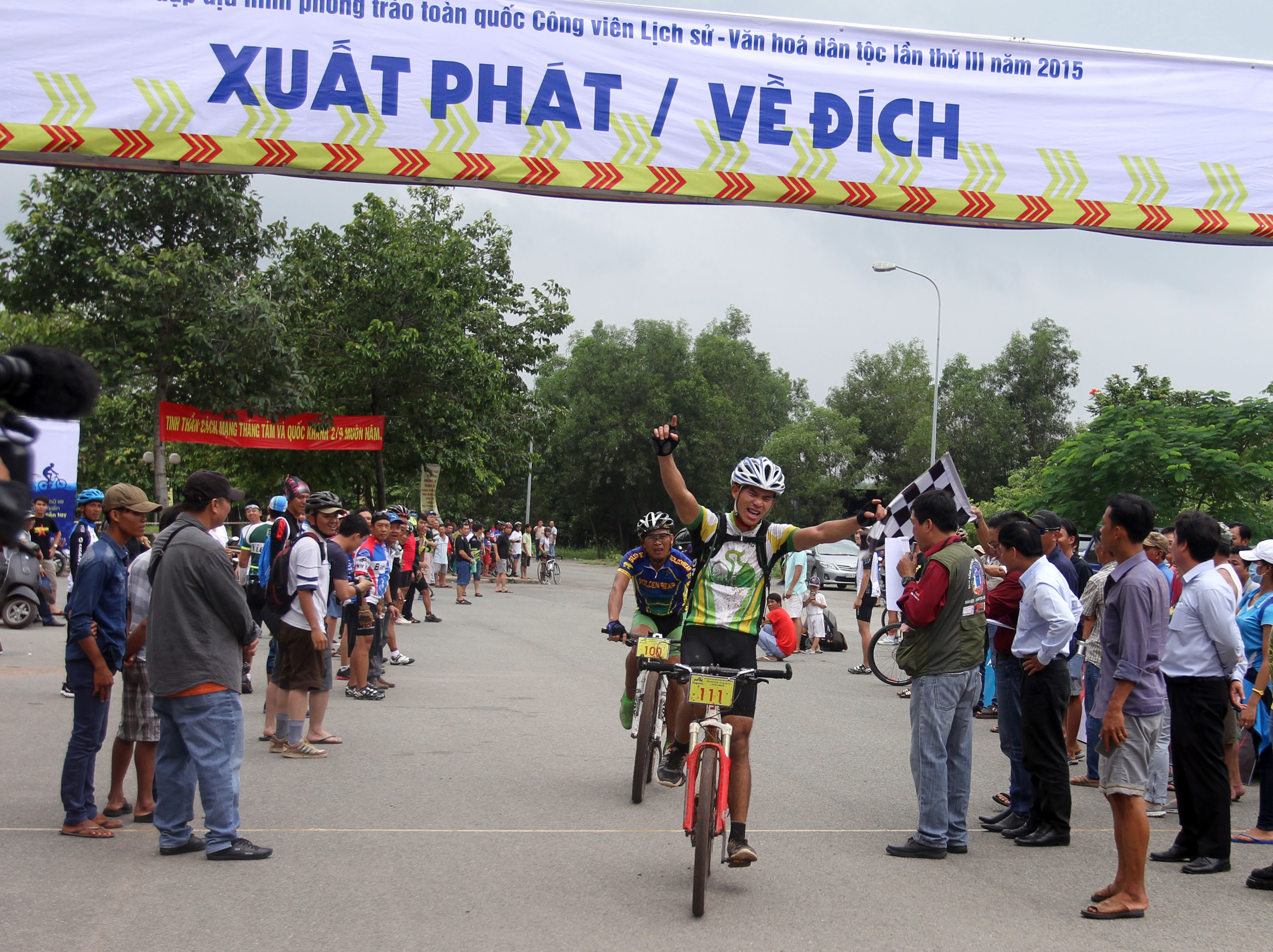 Niềm vui của một tay đua sau khi chinh phục th&agrave;nh c&ocirc;ng 30 km đường rừng