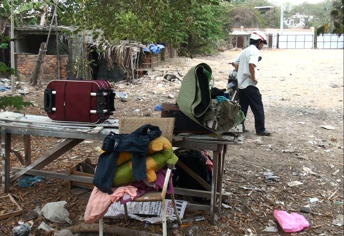 Người d&acirc;n phải di chuyển đồ đạc ra ngo&agrave;i v&igrave; sợ lửa ch&aacute;y lan