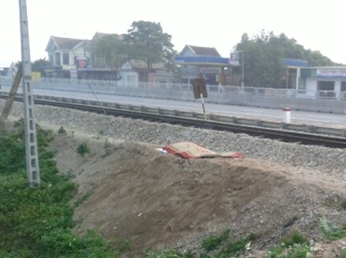 Lên đường sắt đi vệ sinh, người đàn ông bị tàu hỏa tông chết