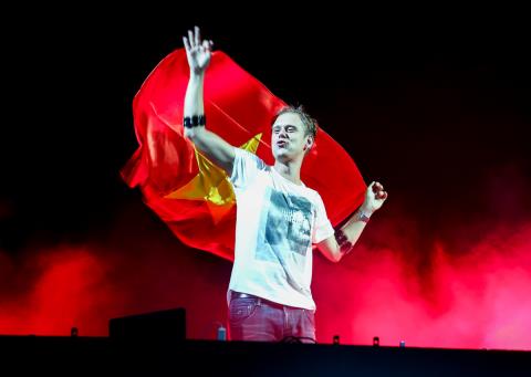 Khán giả Hà Nội phấn khích vì “Hello” của DJ Armin