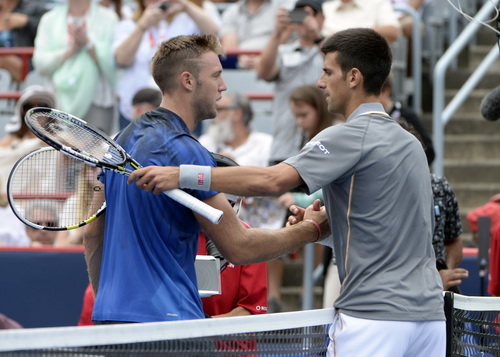 Jack Sock kh&ocirc;ng thể g&acirc;y sốc trước Novak Djokovic (phải)