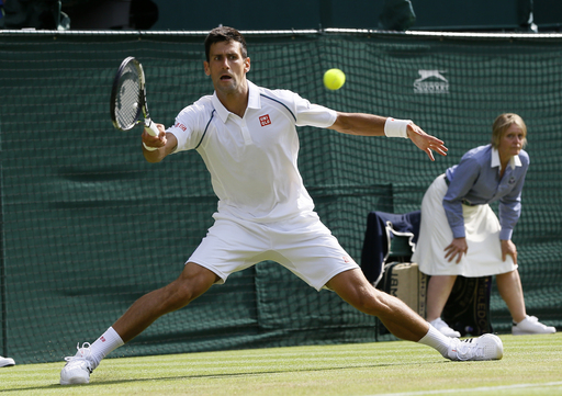 &Aacute;o của Djokovic c&oacute; 2 viền đen gần 2 vai nhưng kh&ocirc;ng bị nhắc nhở
