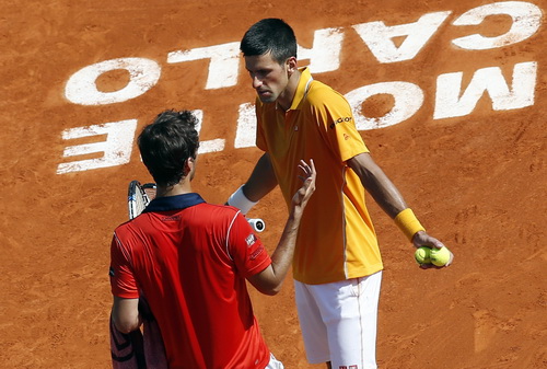 Tranh c&atilde;i sau một pha b&oacute;ng kh&oacute; giữa Djokovic v&agrave; Vinolas
