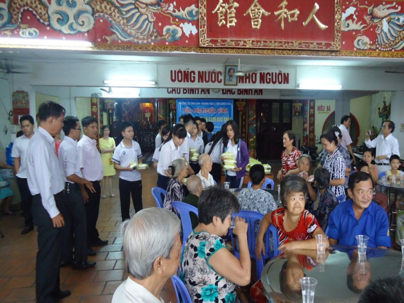 Học sinh Trường THCS-THPT Đăng Khoa cùng tham gia tặng 100 phần cơm cho người già, neo đơn, khó khăn ở phường Cầu Ông Lãnh (quận 1) Ảnh: H.VY