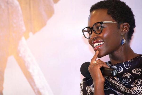 Lupita bảo vệ voi