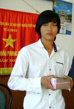Anh Trần Văn Đỡ nhận tiền bồi thường oan sai từ VKSND tỉnh S&oacute;c Trăng