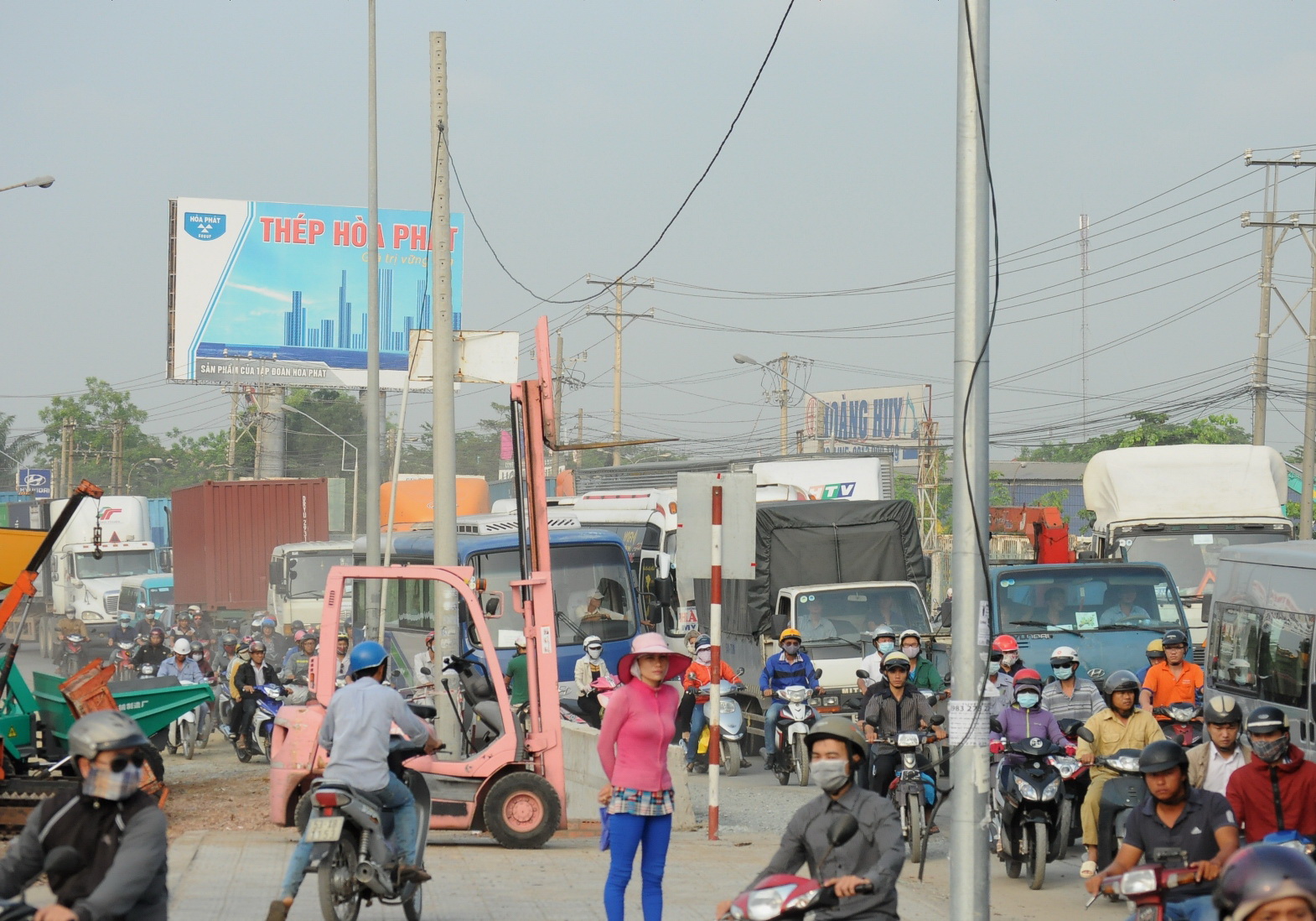 Sự cố l&agrave; giao th&ocirc;ng &ugrave;n tắc hơn 4 km