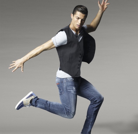 Ronaldo giới thiệu sản phẩm của công ty mình