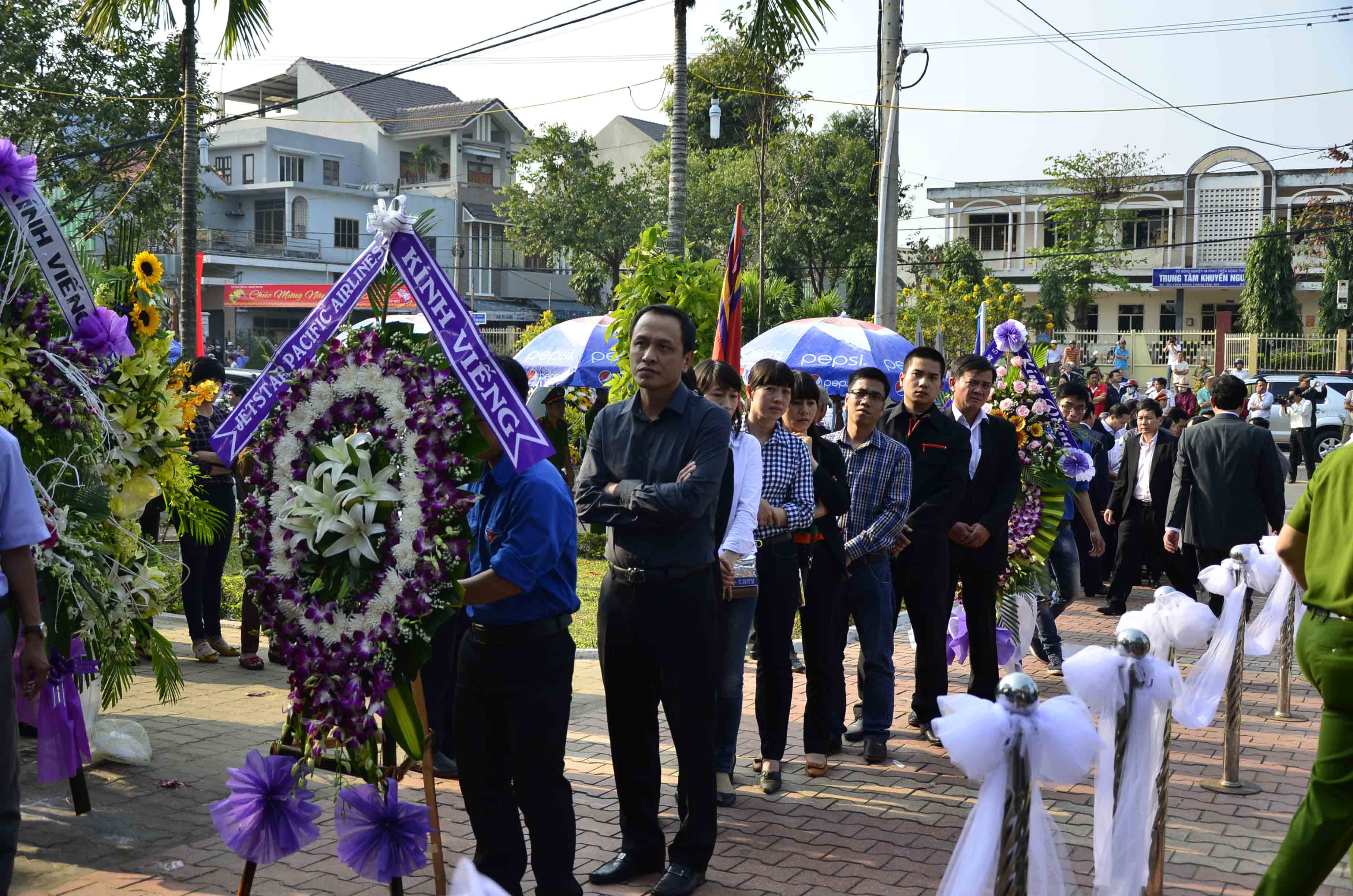 Người d&acirc;n Đ&agrave; Nẵng mang v&ograve;ng hoa đến viếng &ocirc;ng Nguyễn B&aacute; Thanh ẢNH: B&Iacute;CH V&Acirc;N