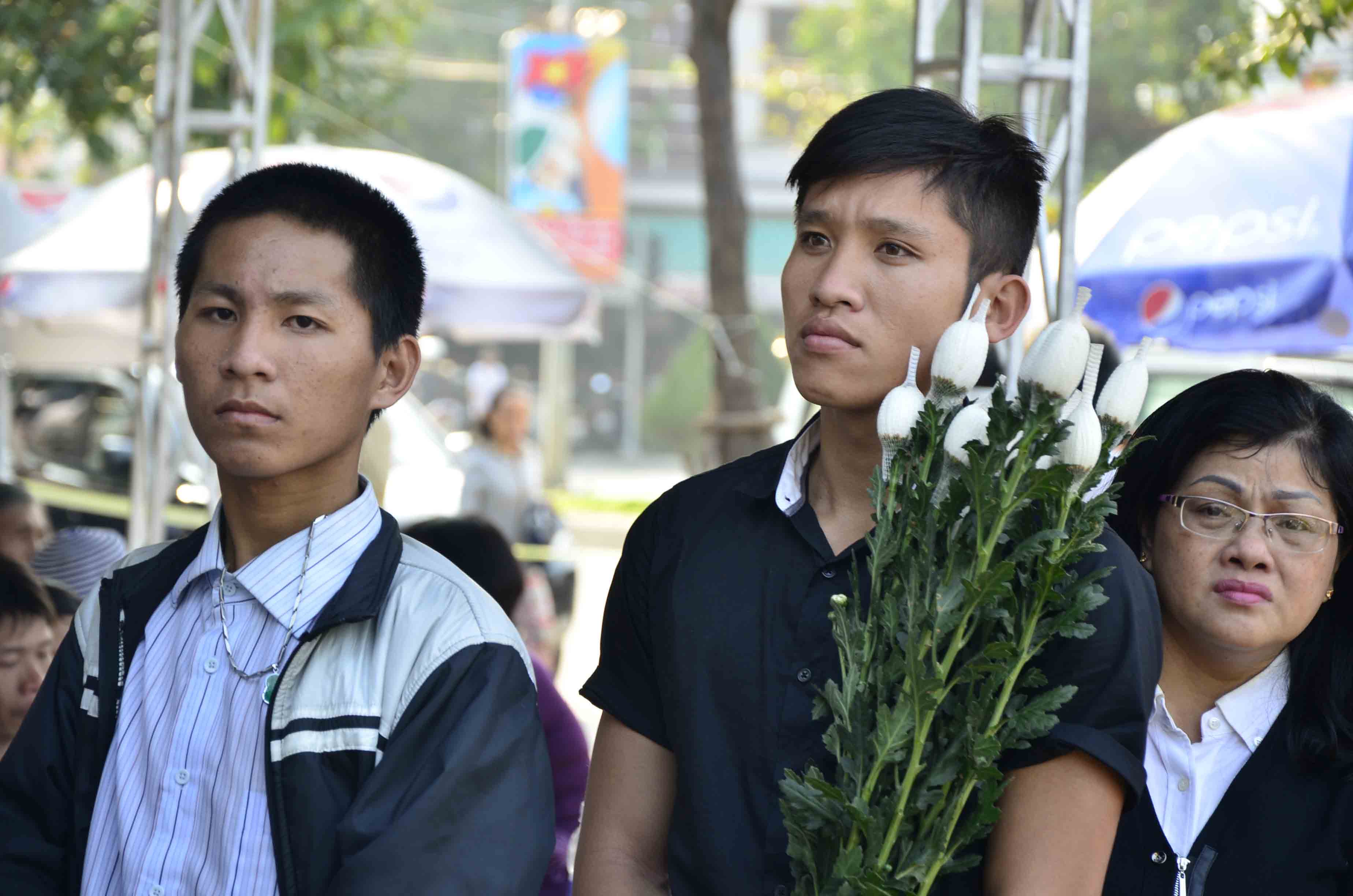 Nhiều người mang hoa đến viếng &ocirc;ng Nguyễn B&aacute; Thanh   ẢNH: B&Iacute;CH V&Acirc;N