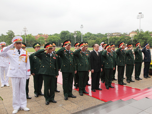 Đoàn đại biểu Quân ủy Trung ương, Bộ Quốc phòng đặt vòng hoa viếng Chủ tịch Hồ Chí Minh