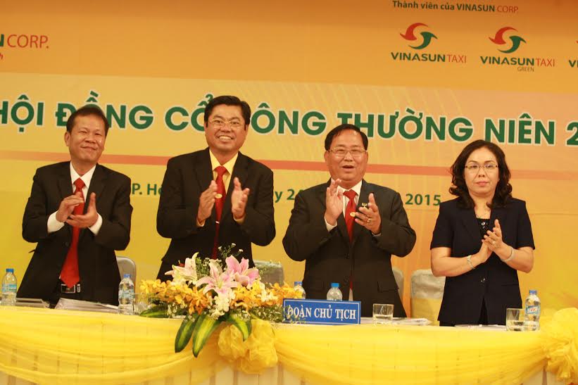 Đo&agrave;n chủ tịch ra mắt đại hội cổ đ&ocirc;ng Vinasun s&aacute;ng 24-4
