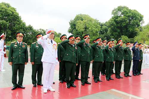 Đoàn đại biểu Quân ủy Trung ương - Bộ Quốc phòng do Thượng tướng Đỗ Bá Tỵ, Ủy viên Trung ương Đảng, Ủy viên Thường vụ Quân ủy Trung ương, Tổng Tham mưu trưởng Quân đội nhân dân Việt Nam, Thứ trưởng Bộ Quốc phòng dẫn đầu dâng vòng hoa tưởng nhớ các anh hùng liệt sĩ.