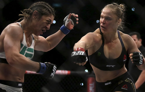Ronda Rousey (phải) trong một pha tấn c&ocirc;ng ngay đầu trận. Ảnh: REUTERS