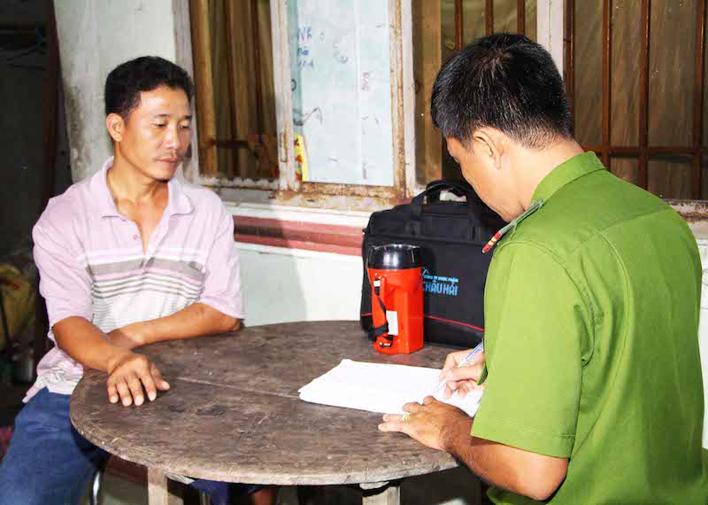 Đối tượng Huỳnh Thanh Long khai nhận với cơ quan điều tra. Ảnh: C&ocirc;ng an Vĩnh Long.