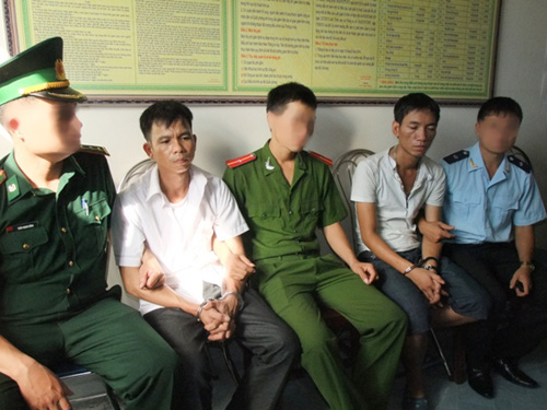 Chạy xế hộp, mang súng ngắn vào khách sạn bán ma túy