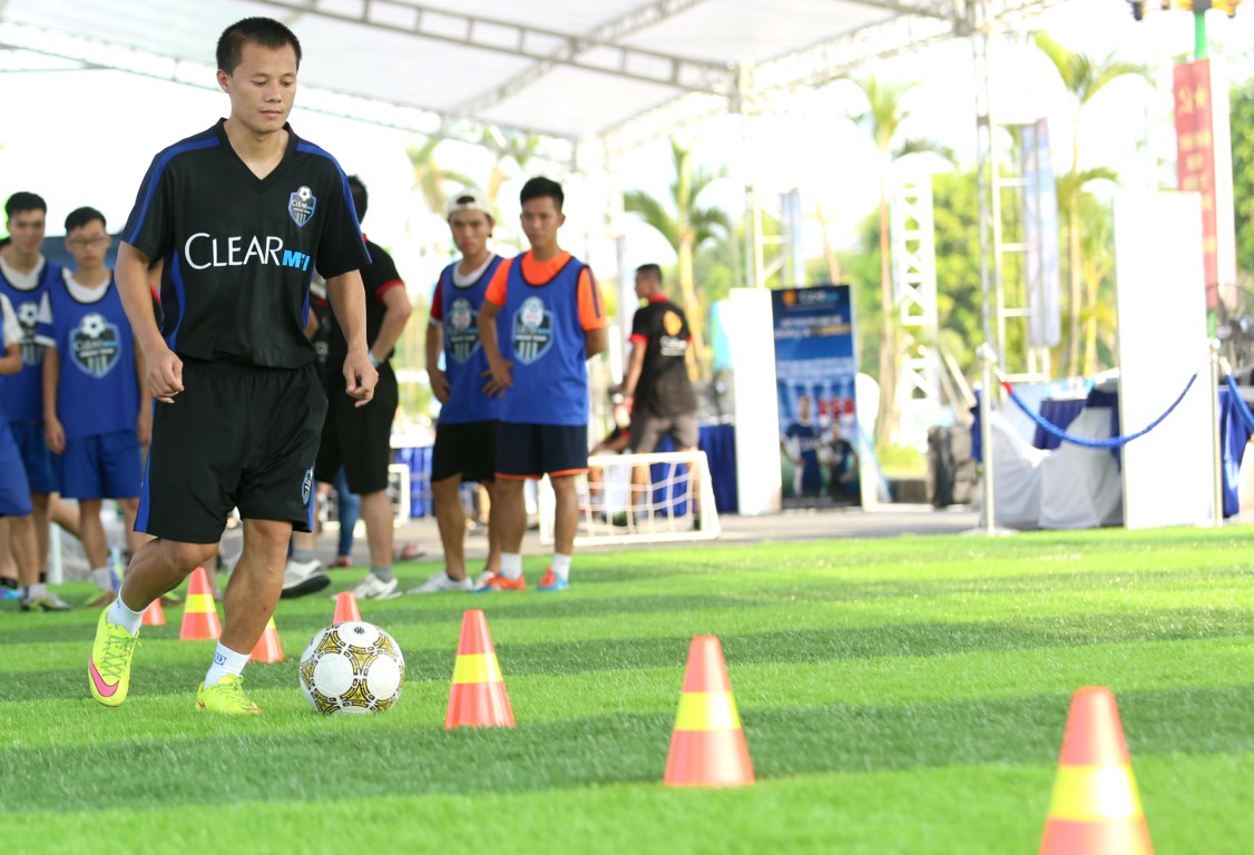 Th&agrave;nh Lương tham gia hướng dẫn c&aacute;c th&iacute; sinh trước khi cuộc tuyển chọn tại H&agrave; Nội