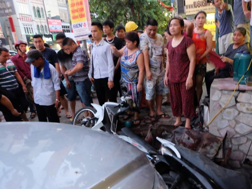 Người d&acirc;n b&agrave;ng ho&agrave;ng trước vụ tai nạn bất ngờ
