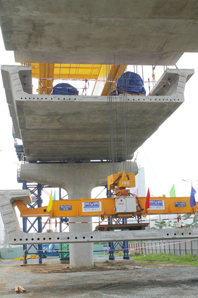 Lắp đặt dầm cầu tuyến đường sắt đô thị số 1
