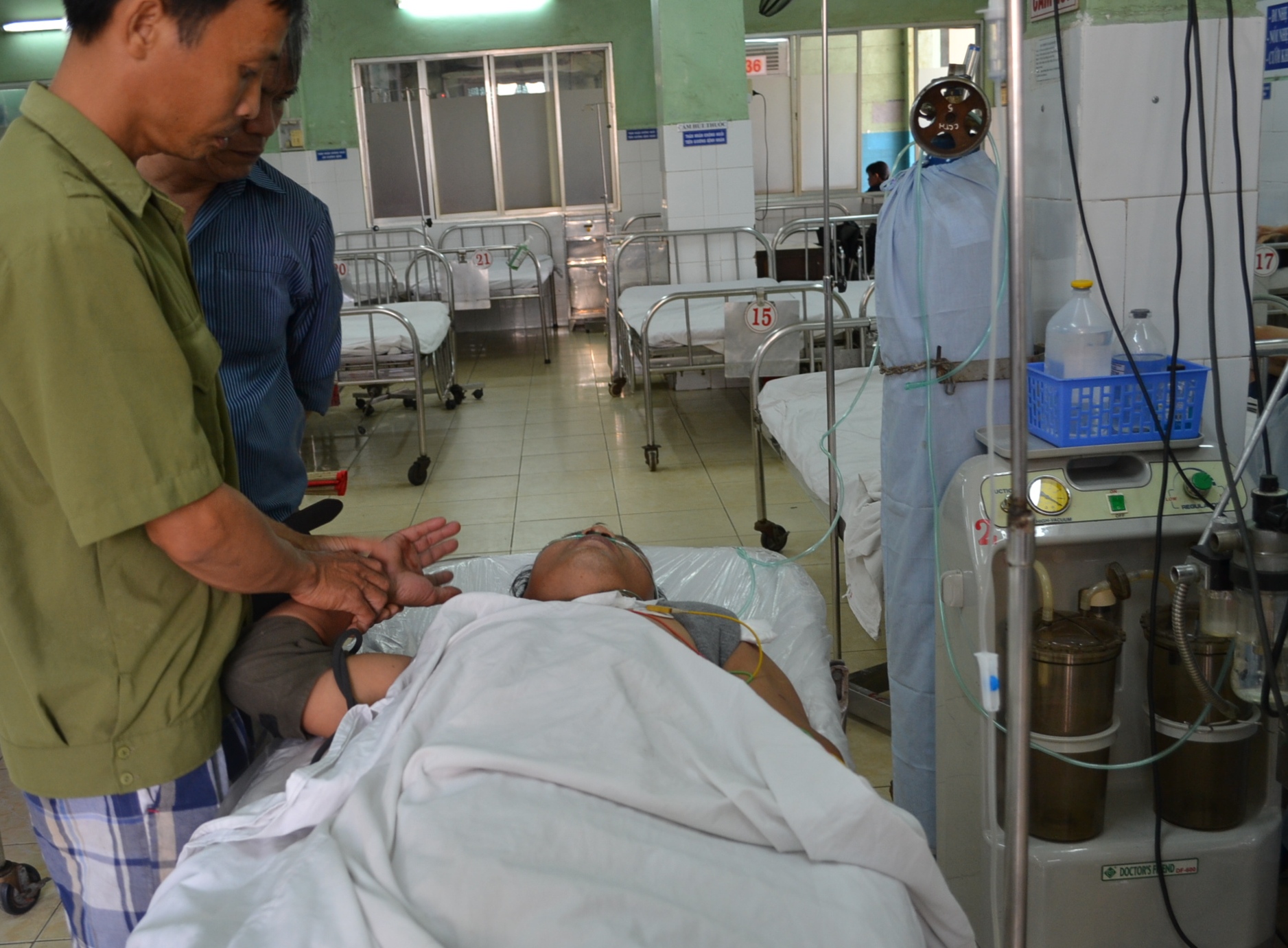 Anh N.D.H đang cấp cứu trong t&igrave;nh trạng bị dập n&aacute;t b&agrave;n tay ph&aacute;o nổ