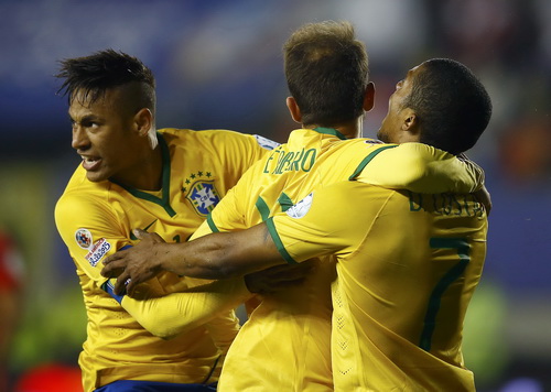 Neymar tỏa sáng, Brazil lên ngôi đầu bảng