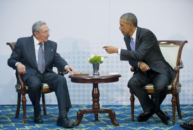 Tổng thống Mỹ Barack Obama v&agrave; Chủ tịch Cuba &ocirc;ng Raul Castro trong cuộc hội đ&agrave;m lịch sử. Ảnh: AP