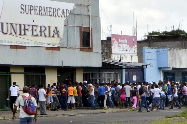 H&agrave;ng chục người cướp tập thể một si&ecirc;u thị ở Venezuela ng&agrave;y 31-7. Ảnh: Reuters