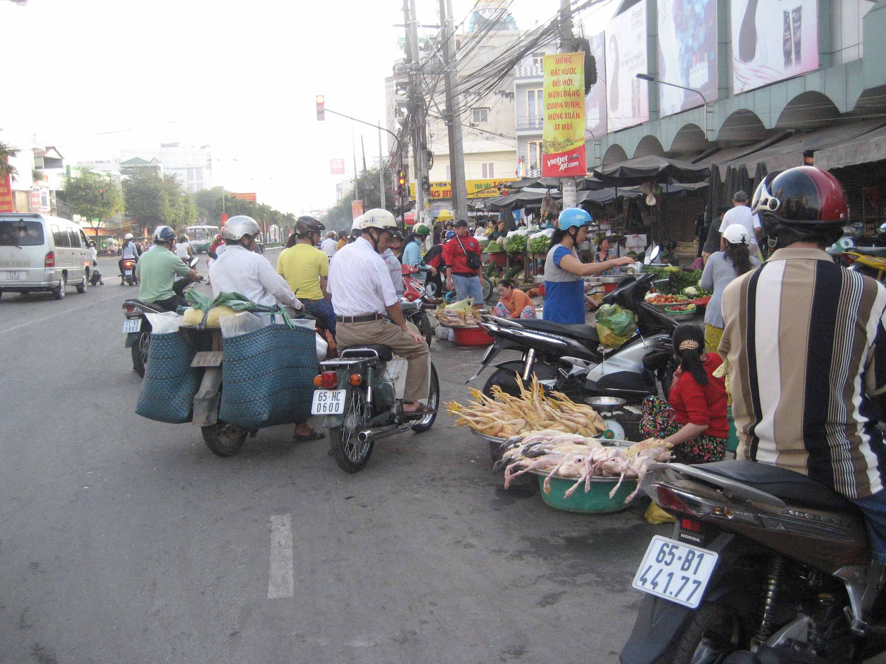  G&agrave; được b&agrave;y b&aacute;n ngay ph&iacute;a trước biển cấm mua b&aacute;n, giết mổ gia cầm sống