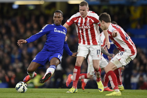 Chelsea thắng nhọc Stoke khi Charlie Adam lập siêu phẩm từ 60 m