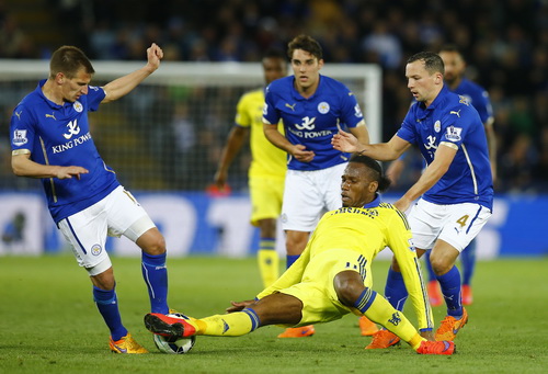 Didier Drogba ghi bàn dù bị phủ vậy bởi các hậu vệ Leicester