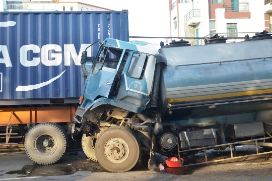 Tông xe container, tài xế xe bồn thoát chết hy hữu